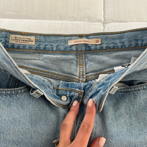 Women’s Levi’s Wedgie Straight Jean - Picture 2 of 3